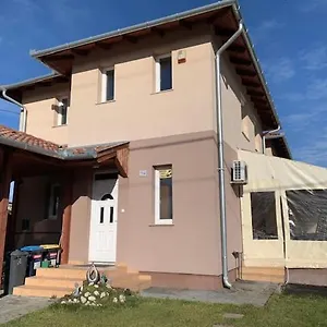 Airport Road/repter Koezeli Haz Privat Parkoloval Budapest